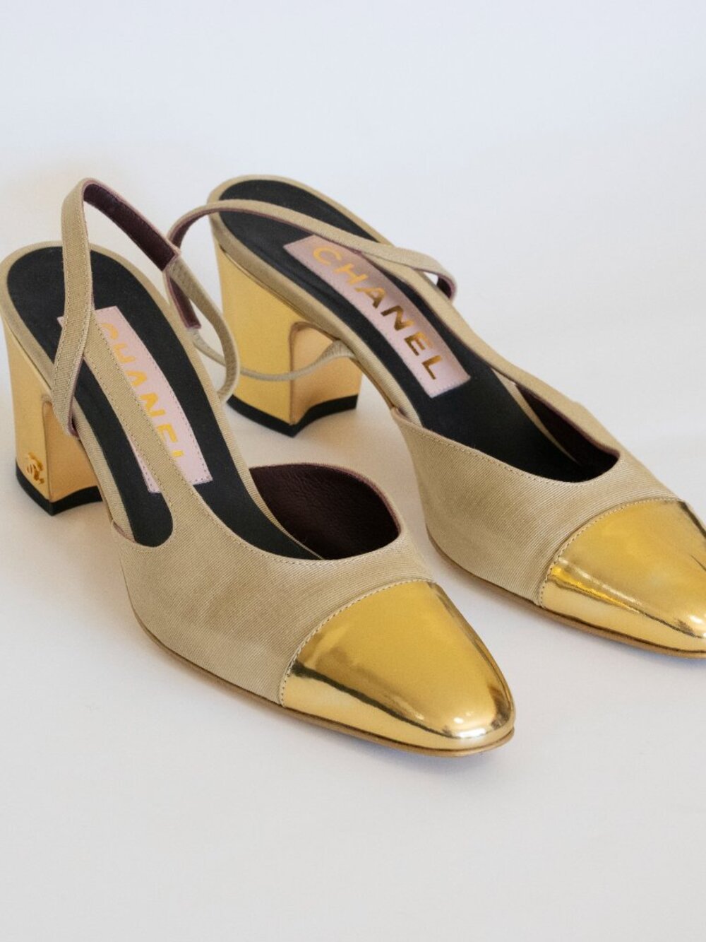 CHANEL Limited Edition Runway Linen and Gold Slingback Pumps Size 36 - Picture 4 of 9